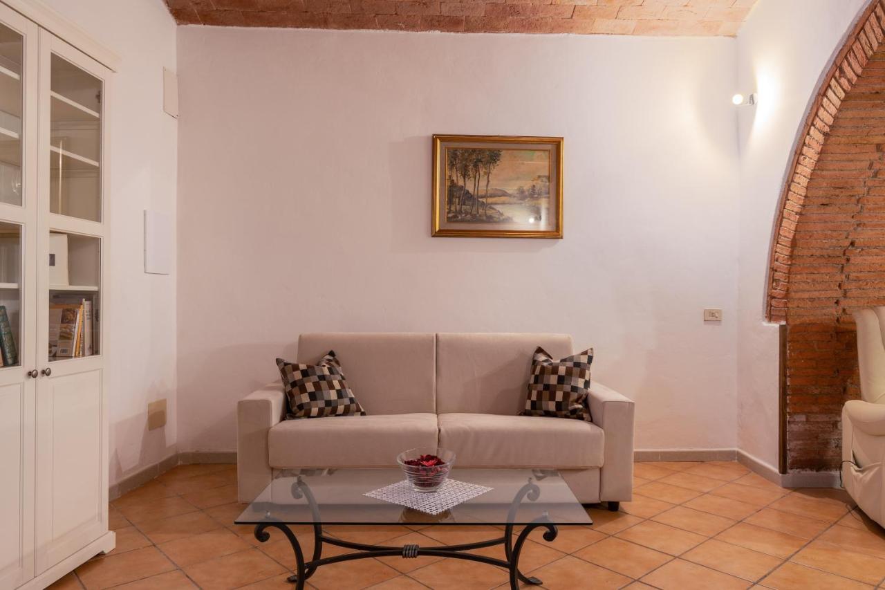 Enchanting Flat With Patio In Abbadia A Isola Apartment *